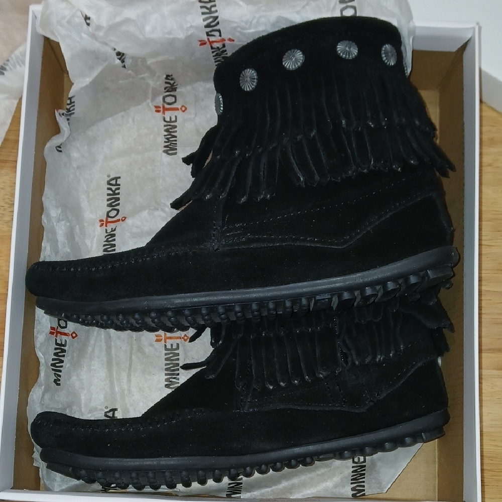 Minnetonka Suede Double Fringe Side Zip Sz 8 w/ Box